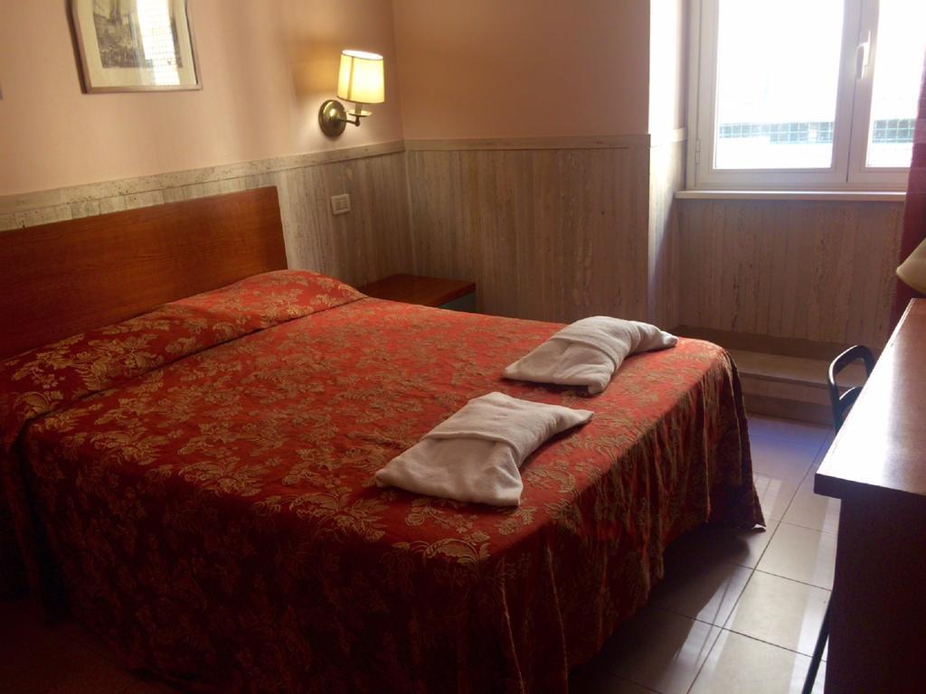 Hotel Pyramid Róma Kültér fotó